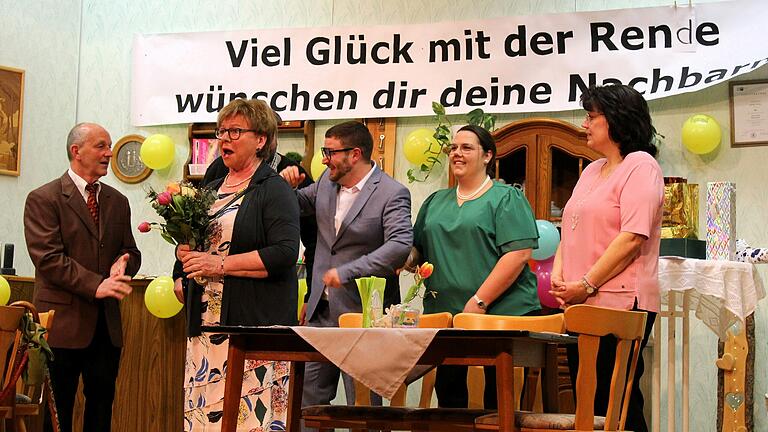 Bereits bei der Feierstunde zum Renteneintritt ihres Göttergatten Julius (Günther Krines, links) schwant Therese (Gisela Beck, Zweite von links) nichts Gutes.
