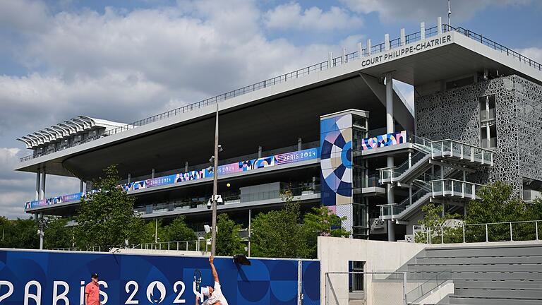 Paris 2024 - Vorbereitungen Tennis - Beim Match von Maximilian Marterer in Paris musste ein Teil der Tribüne geräumt werden. Paris 2024 - Vorbereitungen Tennis - Beim Match von Maximilian Marterer in Paris musste ein Teil der Tribüne geräumt werden.