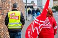 Die Krise der Automobil- und Zulieferindustrie trifft den Industriestandort Schweinfurt besonders hart. Seit vergangenem Jahr bauen alle größeren Unternehmen Stellen ab. Das Bild zeigt Beschäftigte auf dem Weg zu einer Kundgebung der IG Metall in Schweinfurt bei ZF im vergangenen Jahr.