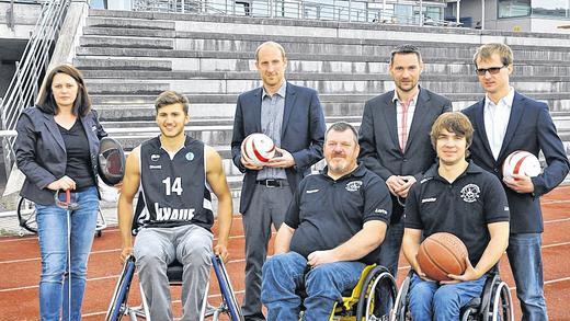 Sie setzen sich für Sport ohne Grenzen ein: (von links) Rita König-Römer (Fechterin Tauberbischofsheim), Maximilian Kleber (s. Oliver Baskets), Thomas Lurz, Gerd Herold und Christian Staab (Rollstuhlbasketball) sowie Enrico Göbel und Sebastian Schäfer (Blindenfußball). Sie setzen sich für Sport ohne Grenzen ein: (von links) Rita König-Römer (Fechterin Tauberbischofsheim), Maximilian Kleber (s. Oliver Baskets), Thomas Lurz, Gerd Herold und Christian Staab (Rollstuhlbasketball) sowie Enrico Göbel und Sebastian Schäfer (Blindenfußball).
