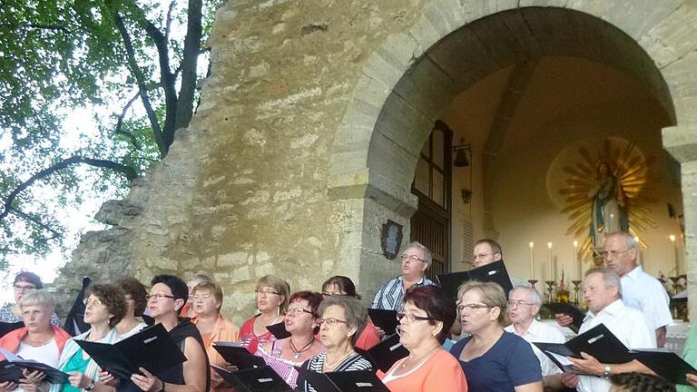 Lobgesang: Der Gesangverein Eußenhausen mit Chorleiterin Heike Dankert bereicherte mit seinen Beiträgen den Abend der Stille an der Elmbach-Kapelle in Eußenhausen. Lobgesang: Der Gesangverein Eußenhausen mit Chorleiterin Heike Dankert bereicherte mit seinen Beiträgen den Abend der Stille an der Elmbach-Kapelle in Eußenhausen.