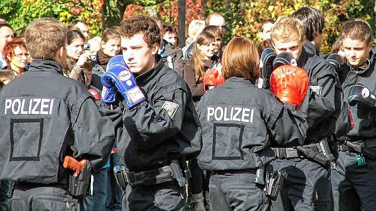 Bundespolizei - Noch mehr Dienstanwärter gibt es bald bei der Bundespolizei. Geplant ist daher die Einrichtung eines neuen AFZ in Bamberg. Unser Bild zeigt die jungen Leute bei einer Schauveranstaltung im AFZ Oerlenbach. Bundespolizei - Noch mehr Dienstanwärter gibt es bald bei der Bundespolizei. Geplant ist daher die Einrichtung eines neuen AFZ in Bamberg. Unser Bild zeigt die jungen Leute bei einer Schauveranstaltung im AFZ Oerlenbach.