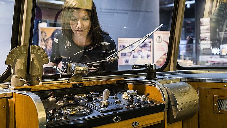 Zeitreise: Blick in den Führerstand eines Schienenbusses aus den 50er Jahren. Zeitreise: Blick in den Führerstand eines Schienenbusses aus den 50er Jahren.