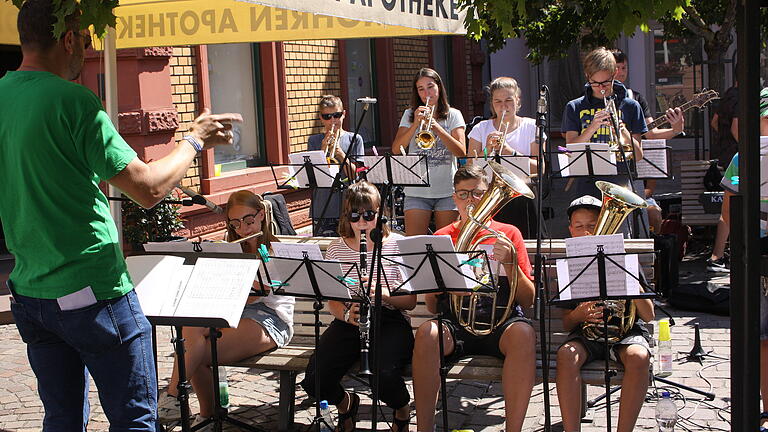 'Musikalisch in den Juli' hieß es am Samstag bei der Wochenendaktion der Stadtmarketing-Gesellschaft. Größte Musikgruppe war die vor der Mohren-Apotheke aufspielende Big Band der Realschule Karlstadt.