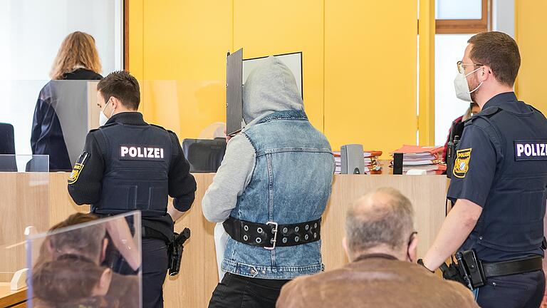 Die elfjährige Tochter seiner Freundin hat ein 49-Jähriger (Mitte) missbraucht und anderen zum Missbrauch angeboten. Dafür wurde er zu zehn Jahren Haft verurteilt. Ein 50-jähriger Mann, der das Kind missbraucht haben soll, sitzt ab diesem Mittwoch in Schweinfurt auf der Anklagebank. Die elfjährige Tochter seiner Freundin hat ein 49-Jähriger (Mitte) missbraucht und anderen zum Missbrauch angeboten. Dafür wurde er zu zehn Jahren Haft verurteilt. Ein 50-jähriger Mann, der das Kind missbraucht haben soll, sitzt ab diesem Mittwoch in Schweinfurt auf der Anklagebank.