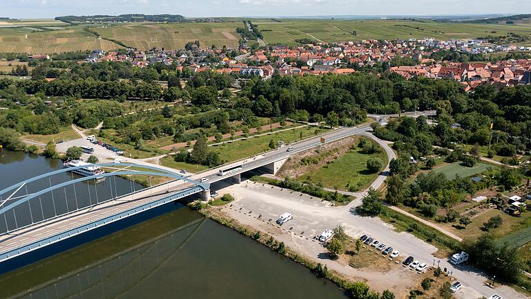 Beim Blick von oben auf die bislang wenig attraktive Volkacher Mainlände zeigt sich der Wohnmobil-Stellplatz (rechts), die Brücke nach Astheim und dahinter die Anlegestelle für Schiffe. Beim Blick von oben auf die bislang wenig attraktive Volkacher Mainlände zeigt sich der Wohnmobil-Stellplatz (rechts), die Brücke nach Astheim und dahinter die Anlegestelle für Schiffe.