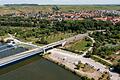 Beim Blick von oben auf die bislang wenig attraktive Volkacher Mainlände zeigt sich der Wohnmobil-Stellplatz (rechts), die Brücke nach Astheim und dahinter die Anlegestelle für Schiffe.