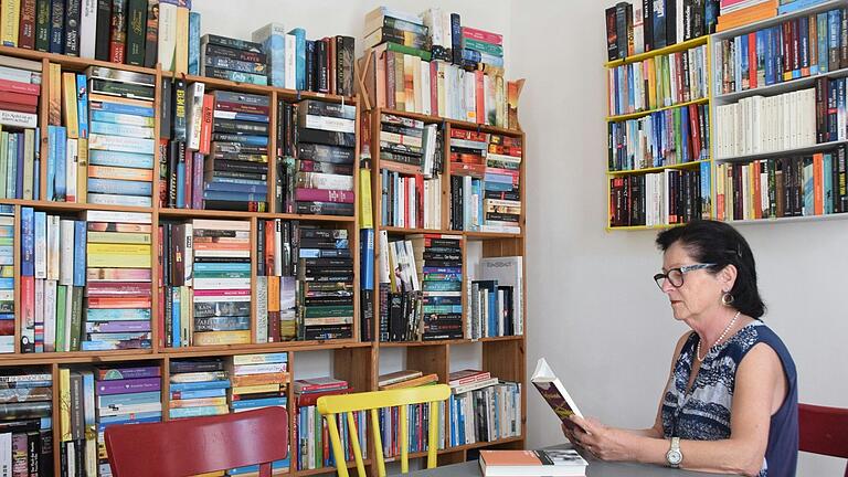 In Sondheim kann man im einstigen kleinsten Postamt Deutschlands jetzt in Büchern schmökern, was auch Sonja Würll ausgiebig nutzt. In Sondheim kann man im einstigen kleinsten Postamt Deutschlands jetzt in Büchern schmökern, was auch Sonja Würll ausgiebig nutzt.