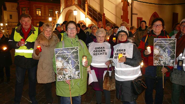 Rund 70 Personen beteiligten sich an dem Lichtermarsch durch Karlstadt im Rahmen der Aktion 'Omas gegen Rechts' vom Marktplatz zur Jahnanlage.