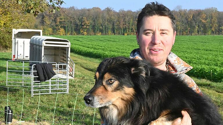 Pascal Stühler aus Brünnstadt, hier mit einem seiner Border Collies auf dem Arm, organisiert Hundehüteprüfungen für den bayerischen Raum in Lülsfeld. Pascal Stühler aus Brünnstadt, hier mit einem seiner Border Collies auf dem Arm, organisiert Hundehüteprüfungen für den bayerischen Raum in Lülsfeld.