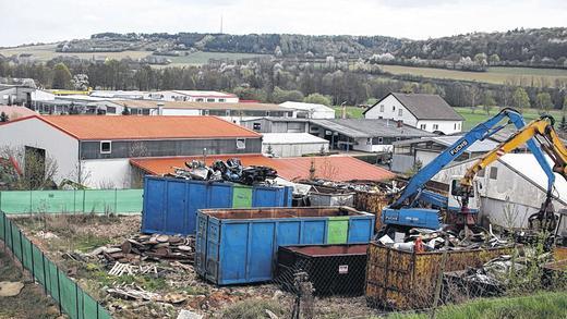 Zu laut: die Arbeiten auf dem Gelände der Firma Metall- und Schrotthandel Funk in Heugrumbach. Deshalb muss das Unternehmen nun eine 24 Meter lange und sechs Meter hohe Mauer errichten. Zu laut: die Arbeiten auf dem Gelände der Firma Metall- und Schrotthandel Funk in Heugrumbach. Deshalb muss das Unternehmen nun eine 24 Meter lange und sechs Meter hohe Mauer errichten.