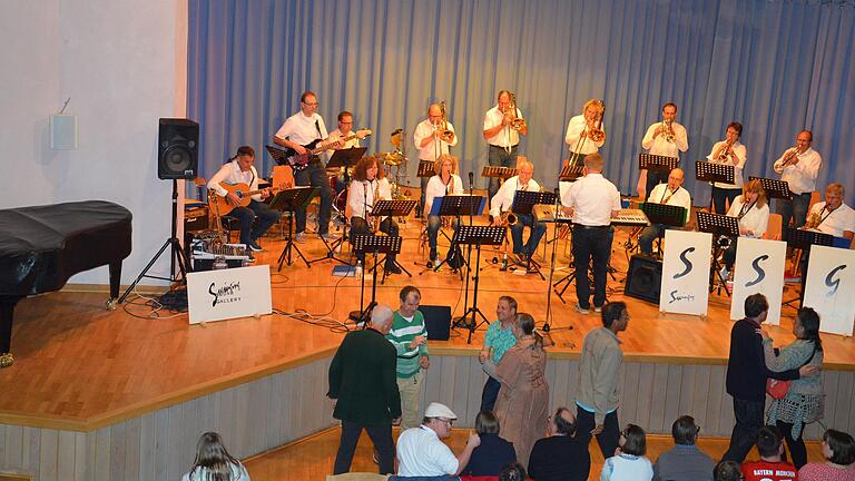 Die Bewohner der Dorfgemeinschaft Hohenroth und viele auswärtige Gäste, bedankten sich mit lang anhaltendem Applaus bei den 16 Musikern der „Swinging Sound Gallery“, die mit „Swingtime Music“ und Unterhaltungsmusik zum „Mitgrooven und Tanzen“ eingeladen hatte.