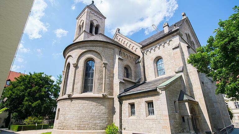 Steht inmitten des Gebäudekomplexes der Erlöserschwestern in Würzburg: die Mutterhauskirche. Steht inmitten des Gebäudekomplexes der Erlöserschwestern in Würzburg: die Mutterhauskirche.