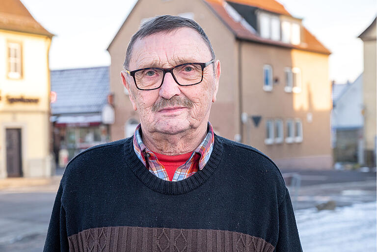 Die Häuser leiden wegen der Erschütterungen, die der Durchgangsverkehr anrichtet, ist Christian Geiß überzeugt. Die Dorfgemeinschaft ist ihm, wie den meisten Oberndorfern, sehr wichtig. Die Häuser leiden wegen der Erschütterungen, die der Durchgangsverkehr anrichtet, ist Christian Geiß überzeugt. Die Dorfgemeinschaft ist ihm, wie den meisten Oberndorfern, sehr wichtig.