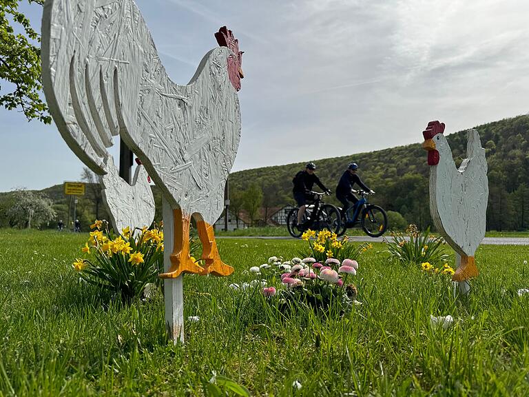 Zwei Hühner wachen am Ortsausgang von Obererthal. Auf dem Radweg ist immer Betrieb. Zwei Hühner wachen am Ortsausgang von Obererthal. Auf dem Radweg ist immer Betrieb.