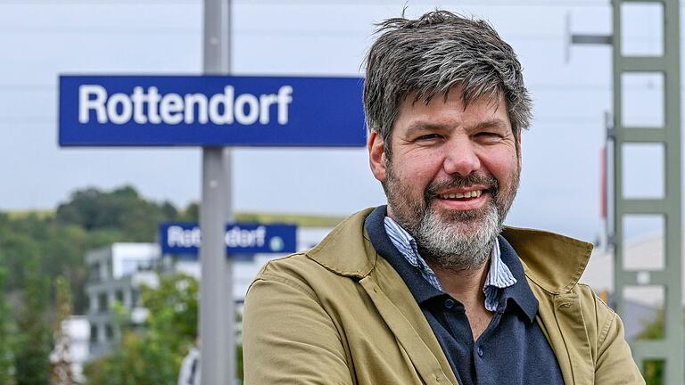 Clemens Tangerding am Bahnhof seiner Heimatgemeinde Rottendorf. In seinem Buch 'Rückkehr nach Rottendorf' diskutiert der Historiker über Wege, wie sich die gesellschaftliche Spaltung überwinden lässt. Clemens Tangerding am Bahnhof seiner Heimatgemeinde Rottendorf. In seinem Buch 'Rückkehr nach Rottendorf' diskutiert der Historiker über Wege, wie sich die gesellschaftliche Spaltung überwinden lässt.