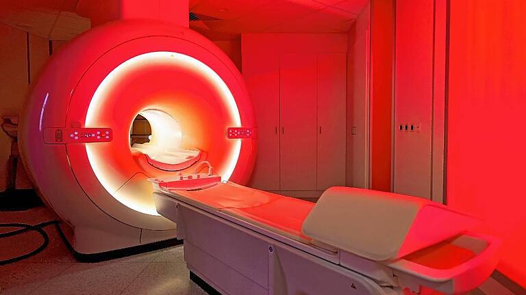 Der neue 3-Tesla-Magnetresonanztomograph, getaucht in wechselnde Farbstimmungen, die beruhigen sollen. Der neue 3-Tesla-Magnetresonanztomograph, getaucht in wechselnde Farbstimmungen, die beruhigen sollen.