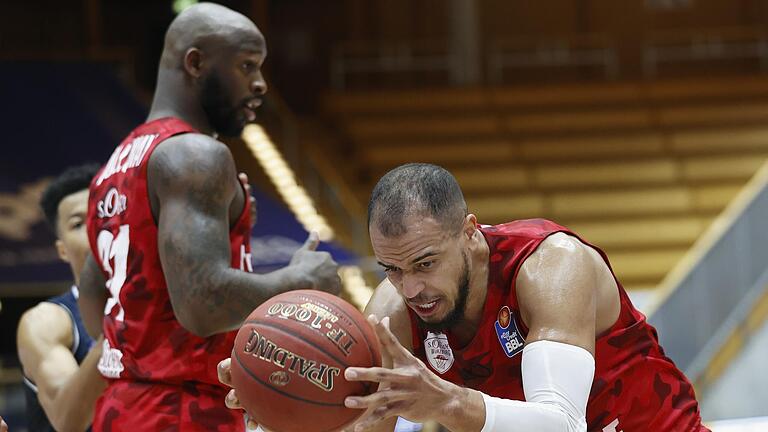 Geschenk zum Jubiläum: Alex King (mit Ball) bestritt in Crailsheim seine 600. Bundesligapartie, und die Baskets (im Hintergrund Murphy Holloway) gewannen überraschend 94:84.