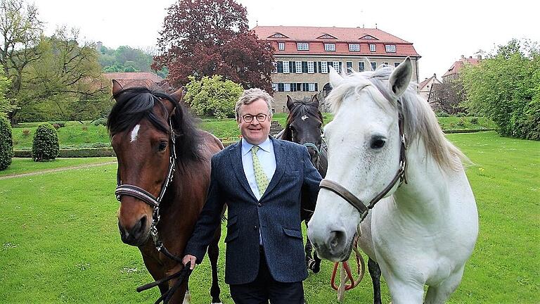 Ferdinand Fürst zu Castell-Castell freut sich auf die Schlossparktage. Wo jetzt noch die Pferde stehen, wird in Kürze ein Fest unter dem Motto „Schöne Dinge – Gute Zeit“ gefeiert. Ferdinand Fürst zu Castell-Castell freut sich auf die Schlossparktage. Wo jetzt noch die Pferde stehen, wird in Kürze ein Fest unter dem Motto „Schöne Dinge – Gute Zeit“ gefeiert.