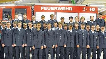 Geschafft: 33 neue Truppmänner       -  (geri)   Mit einer praktischen und schriftlichen Prüfung haben 33 Wehrmänner aus sieben Feuerwehren im Markt Werneck ihren Truppmann-Lehrgang abgeschlossen. Unter Federführung von Kreisbrandmeister Holger Strunk vermittelten Kommandanten verschiedener Wehren im Markt den 16- bis 35-jährigen Teilnehmern der Grundstock für den aktiven Dienst in der Feuerwehr. Die Grundausbildung umfasst 80 Weiterbildungsstunden in elf Einheiten. Die frisch gebackenen Truppmänner sind: Dominik Müller, Walfried Rumpel, Adrian Walter, Jakob Stock, Steffen Treutlein, Simon Benini (alle Feuerwehr Schnackenwerth), Thomas Weisensee, Maximilian Drescher, Michael Krückel, Tiemo Müller (FW Eckartshausen), Jürgen Alves Pohli (FW Schleerieth), Leon Rumpel, Jonas Pfeuffer, Florian Förtsch, Moritz Rumpel (FW Schraudenbach), Bernd Schafferhans, Michael Pabst, Florian Königer, Robin Sieke (FW Eßleben), Clemens Weninger, Oliver Breitenbach, Lukas Meyer, Peter Brinkmöller, Klaus-Kevin Herrmann, David Menninger (FW Werneck), Thomas Brückner, Bastian Müller, Lukas Pfister, Nicolas Pfister, Marcel Reith, David Silß, Niklas Meyer, Michael Brückner (FW Zeuzleben).