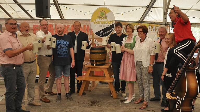 Auf die Wernecker Bierwoche stießen an (von links): Roland Hofmann, SV-Vorsitzender Ewald Öftring, Brauerei-Chef Hans-Jörg Lang, SV-Vorsitzender Dieter Rumpel, Braumeister Stefan Reusch, Andreas Lang, MdB Anja Weisgerber, Bürgermeisterin Edeltraud Baumgartl, stellvertretender Landrat Peter Seifert, Christine Lang und die Rossinis. Auf die Wernecker Bierwoche stießen an (von links): Roland Hofmann, SV-Vorsitzender Ewald Öftring, Brauerei-Chef Hans-Jörg Lang, SV-Vorsitzender Dieter Rumpel, Braumeister Stefan Reusch, Andreas Lang, MdB Anja Weisgerber, Bürgermeisterin Edeltraud Baumgartl, stellvertretender Landrat Peter Seifert, Christine Lang und die Rossinis.