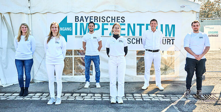 Das Team des Impfzentrums Schweinfurt (von links): Rebecca Mahr (Personalkoordinatorin), Ilona Gößmann-Schmitt (Leiterin des stationären Impfens), Felix Weisheit (Leiter der Hotline), Lilly Felk (Quality-Managerin), Dr. Markus Hüttl (Chefarzt und Leiter des Impfzentrums), Kirill Skachkov (IT-Chef). Das Team des Impfzentrums Schweinfurt (von links): Rebecca Mahr (Personalkoordinatorin), Ilona Gößmann-Schmitt (Leiterin des stationären Impfens), Felix Weisheit (Leiter der Hotline), Lilly Felk (Quality-Managerin), Dr. Markus Hüttl (Chefarzt und Leiter des Impfzentrums), Kirill Skachkov (IT-Chef).