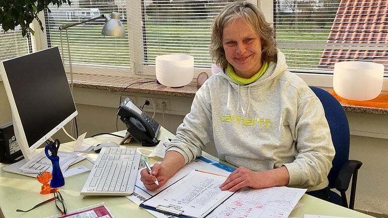 Die Listen mit Impfwilligen gegen das Coronavirus in der Praxis von Ute Schloe werden von Tag zu Tag länger. Die Mellrichstädter Ärztin muss dann entscheiden: Welcher Patient braucht den Impfstoff am nötigsten? Die Listen mit Impfwilligen gegen das Coronavirus in der Praxis von Ute Schloe werden von Tag zu Tag länger. Die Mellrichstädter Ärztin muss dann entscheiden: Welcher Patient braucht den Impfstoff am nötigsten?