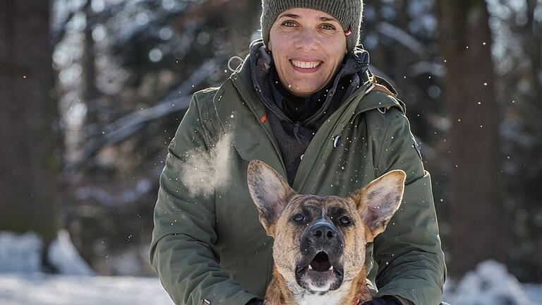 Tanja Weigert ist Tierärztin mit Schwerpunkt Verhaltenstherapie für Hunde in Würzburg. Sie erklärt, woran Hundehalterinnen und -halter eine Vergiftung ihres Vierbeiners erkennen können. Tanja Weigert ist Tierärztin mit Schwerpunkt Verhaltenstherapie für Hunde in Würzburg. Sie erklärt, woran Hundehalterinnen und -halter eine Vergiftung ihres Vierbeiners erkennen können.