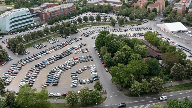 Weiter gebührenfrei oder nicht? Parkplätze an der Talavera in Würzburg. Weiter gebührenfrei oder nicht? Parkplätze an der Talavera in Würzburg. 