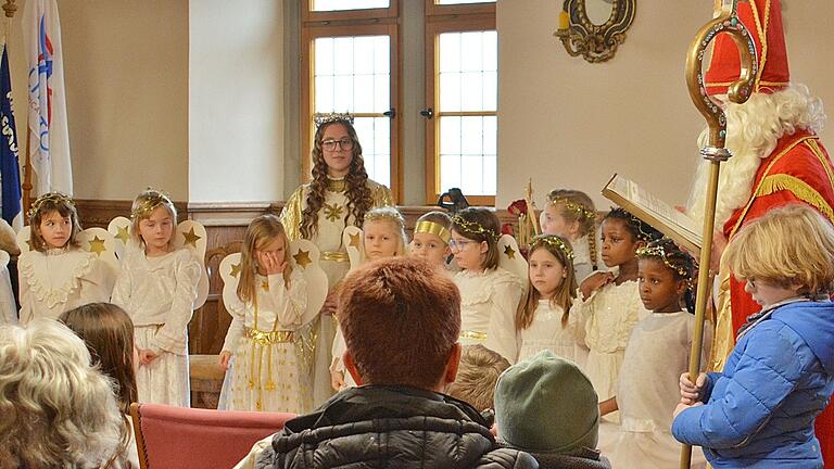 Zusammen mit dem Bad Königshofener Stadtnikolaus und vielen Engelchen war das Christkind im Rathaussaal bei seinem Empfang. Zusammen mit dem Bad Königshofener Stadtnikolaus und vielen Engelchen war das Christkind im Rathaussaal bei seinem Empfang.