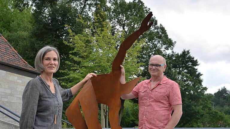 Thea Keßler und Bernhard Gößmann-Schmitt vor einem Kunstwerk, das auf dem Ramsthaler Friedhof zu sehen war. Foto: Björn Hein - Thea Keßler und Bernhard Gößmann-Schmitt vor einem Kunstwerk, das auf dem Ramsthaler Friedhof zu sehen war. Foto: Björn Hein Thea Keßler und Bernhard Gößmann-Schmitt vor einem Kunstwerk, das auf dem Ramsthaler Friedhof zu sehen war. Foto: Björn Hein - Thea Keßler und Bernhard Gößmann-Schmitt vor einem Kunstwerk, das auf dem Ramsthaler Friedhof zu sehen war. Foto: Björn Hein