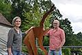 Thea Keßler und Bernhard Gößmann-Schmitt vor einem Kunstwerk, das auf dem Ramsthaler Friedhof zu sehen war.  Foto: Björn Hein       -  Thea Keßler und Bernhard Gößmann-Schmitt vor einem Kunstwerk, das auf dem Ramsthaler Friedhof zu sehen war.  Foto: Björn Hein