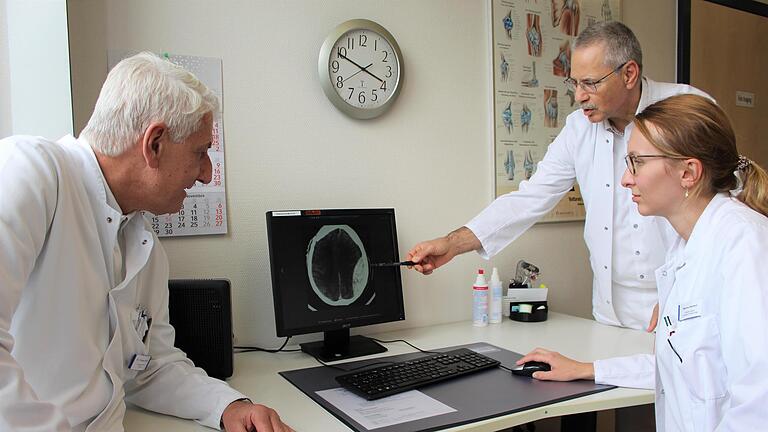 Dr. Thomas Mielke (links), Dr. Wes Nakchbandi und Marina Deckert besprechen sich auch über Fachgrenzen hinweg in der Ambulanz der Franz von Prümmer-Klinik. Foto: Julia Raab       -  Dr. Thomas Mielke (links), Dr. Wes Nakchbandi und Marina Deckert besprechen sich auch über Fachgrenzen hinweg in der Ambulanz der Franz von Prümmer-Klinik. Foto: Julia Raab