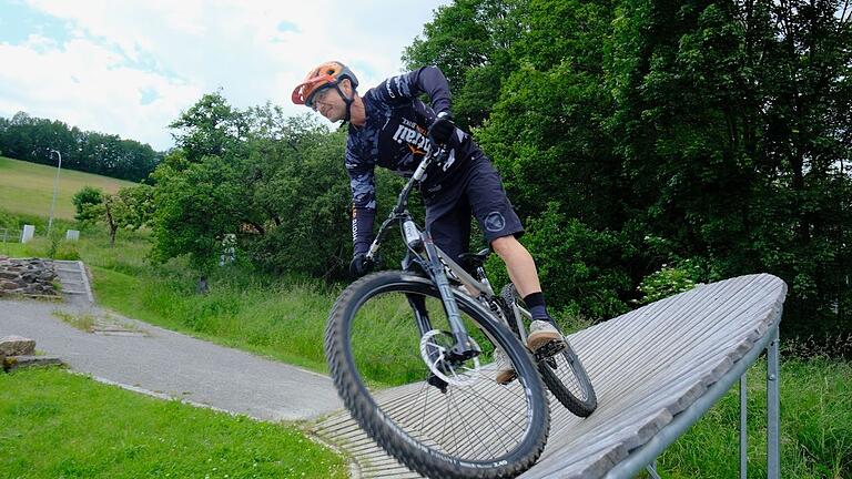 Die Strecke immer gut im Blick: Umsichtiges und vorausschauendes Fahren ist ganz wichtig für ein sicheres Bike-Vergnügen. Die Strecke immer gut im Blick: Umsichtiges und vorausschauendes Fahren ist ganz wichtig für ein sicheres Bike-Vergnügen.