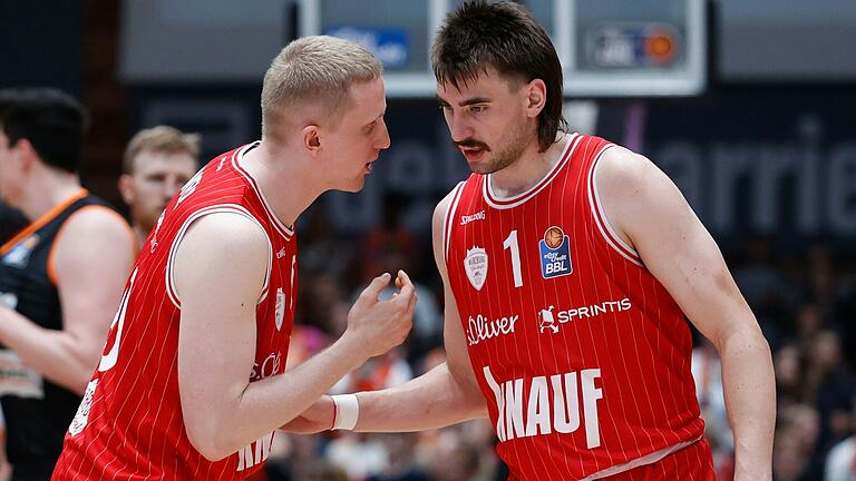 Collin Welp (links) und Zac Seljaas waren im vergangenen Jahr Teamkollegen bei den Würzburg Baskets und könnten am Freitag im Pokal-Achtelfinale gegen die BG Göttingen direkt aufeinandertreffen. Collin Welp (links) und Zac Seljaas waren im vergangenen Jahr Teamkollegen bei den Würzburg Baskets und könnten am Freitag im Pokal-Achtelfinale gegen die BG Göttingen direkt aufeinandertreffen.