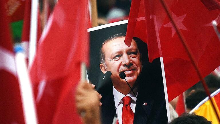 Erdogan besucht Deutschland       -  Das wird es dieses Jahr in Deutschland nicht geben: Am 24. Mai 2014 hatte der türkische Ministerpräsident Recep Tayyip Erdogan seinen Wahlkampfauftritt in Köln vor einer begeisterten Anhängerschaft.