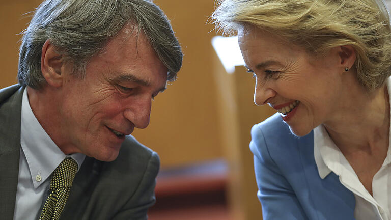 Ursula von der Leyen (CDU) spricht mit David-Maria Sassoli, Mitglied der Demokratischen Partei in Italien und neu gewählter Präsident des EU-Parlaments, während eines Treffens im EU-Parlament. Von der Leyen äußert sich am Mittwoch erstmals öffentlich über Pläne und Ziele im Fall ihrer Wahl zur Präsidentin der Europäischen Kommission. Ursula von der Leyen (CDU) spricht mit David-Maria Sassoli, Mitglied der Demokratischen Partei in Italien und neu gewählter Präsident des EU-Parlaments, während eines Treffens im EU-Parlament. Von der Leyen äußert sich am Mittwoch erstmals öffentlich über Pläne und Ziele im Fall ihrer Wahl zur Präsidentin der Europäischen Kommission.