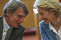 Ursula von der Leyen (CDU) spricht mit David-Maria Sassoli, Mitglied der Demokratischen Partei in Italien und neu gewählter Präsident des EU-Parlaments, während eines Treffens im EU-Parlament. Von der Leyen äußert sich am Mittwoch erstmals öffentlich über Pläne und Ziele im Fall ihrer Wahl zur Präsidentin der Europäischen Kommission.