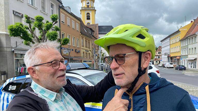 Manfred Freitag zeigt Ludwig Frebert: Der Haltegurt am Hals sitzt nicht eng genug. Manfred Freitag zeigt Ludwig Frebert: Der Haltegurt am Hals sitzt nicht eng genug.