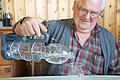 Paul Schmitt nutzt seinen Flaschenhalter täglich. Federhalterung und Henkel ermöglichen auch ein bequemes Einschenken ins Glas.  Foto: Heike Beudert       -  Paul Schmitt nutzt seinen Flaschenhalter täglich. Federhalterung und Henkel ermöglichen auch ein bequemes Einschenken ins Glas.  Foto: Heike Beudert