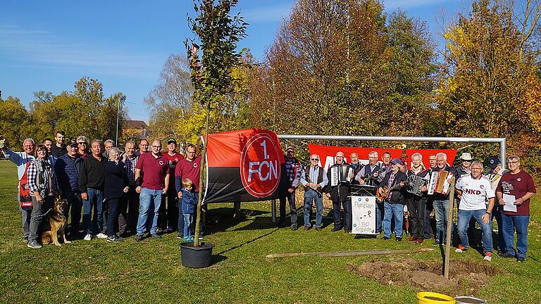 Eine Rotbuche pflanzte der FCN-Fanclub Milzgrund zu Ehren des Aufstiegs des 1. FC Nürnberg in die Bundesliga. Eine Rotbuche pflanzte der FCN-Fanclub Milzgrund zu Ehren des Aufstiegs des 1. FC Nürnberg in die Bundesliga.
