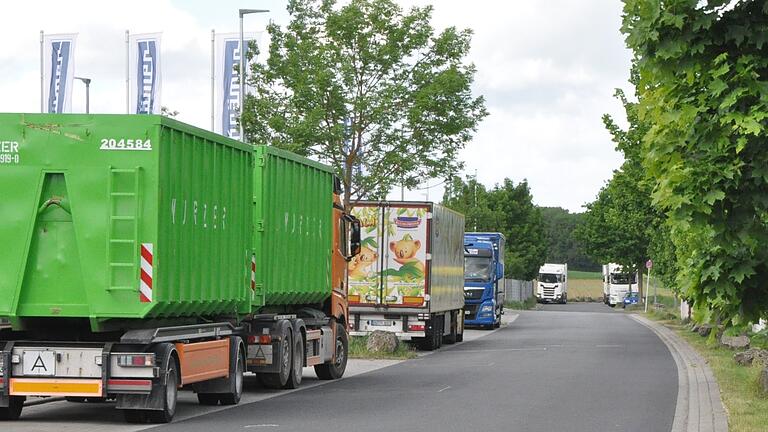 Trotz eingeschränkten Halteverbots bei den Parkstreifen im Gewerbegebiet A 70 halten dort viele Lkw-Fahrer für ihre Ruhezeiten. Die Gemeinde will jetzt das Lkw-Parken durch das Aufstellen von Bollern und Findlingen unterbinden. Trotz eingeschränkten Halteverbots bei den Parkstreifen im Gewerbegebiet A 70 halten dort viele Lkw-Fahrer für ihre Ruhezeiten. Die Gemeinde will jetzt das Lkw-Parken durch das Aufstellen von Bollern und Findlingen unterbinden.