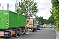 Trotz eingeschränkten Halteverbots bei den Parkstreifen im Gewerbegebiet A 70 halten dort viele Lkw-Fahrer für ihre Ruhezeiten.&nbsp; Die Gemeinde will jetzt das Lkw-Parken durch das Aufstellen von Bollern und Findlingen unterbinden.