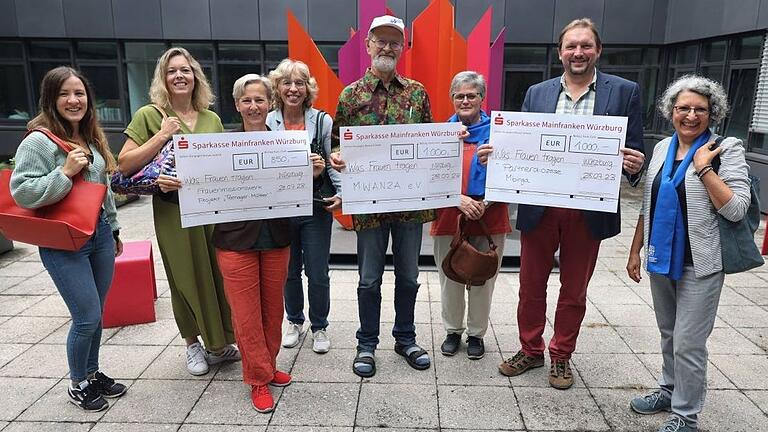 Scheckübergabe nach dem Taschenflohmarkt (von links): Anuschka Heid vom Büro International der Stadt Würzburg, Daniela Autering, Gleichstellungsbeauftragte für Frauen und Männer der Stadt Würzburg, Sabine Gemeindereferentin Sabine Mehling-Sitter, Referentin für Frauenseelsorge, Birgit Becker, Michael Stolz (Verein MWANZA), Elke Schrapp (KDFB), Pastoralreferent Burkhard Pechtl von der Diözesanstelle Weltkirche und Adelgunde Wolpert (KDFB).