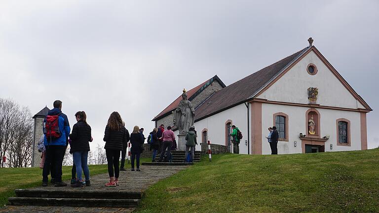 Gebet an der Marienstatue: mit Diakon Kim Sell beteten die zum Maria Ehrenberg gekommenen Wallfahrer. - Gebet an der Marienstatue: mit Diakon Kim Sell beteten die zum Maria Ehrenberg gekommenen Wallfahrer. Gebet an der Marienstatue: mit Diakon Kim Sell beteten die zum Maria Ehrenberg gekommenen Wallfahrer. - Gebet an der Marienstatue: mit Diakon Kim Sell beteten die zum Maria Ehrenberg gekommenen Wallfahrer.