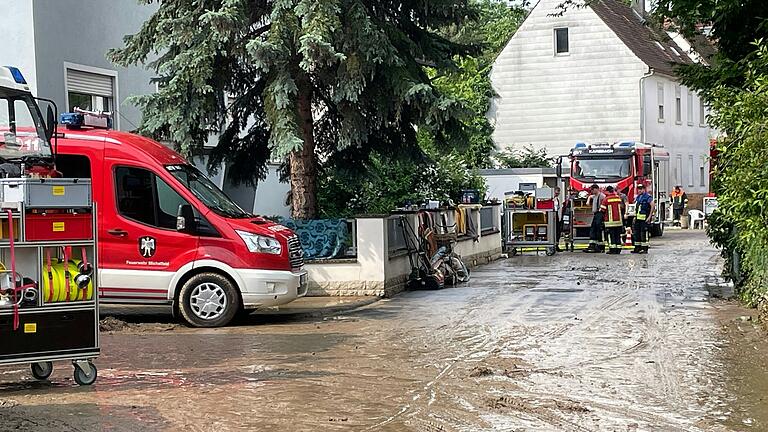 Heftig hatte es in Kitzingen den Bereich Talstraße/Kaltensondheimer Straße erwischt. Bei den Aufräumarbeiten halfen auch 135 Einsatzkräfte aus dem Landkreis Würzburg. Heftig hatte es in Kitzingen den Bereich Talstraße/Kaltensondheimer Straße erwischt. Bei den Aufräumarbeiten halfen auch 135 Einsatzkräfte aus dem Landkreis Würzburg.