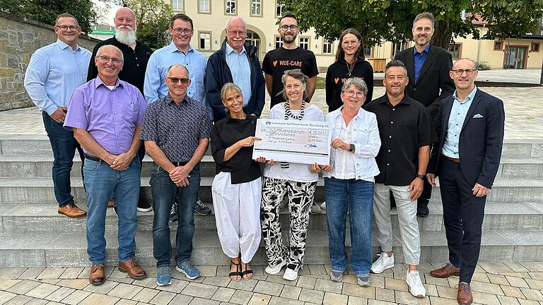 Gemeinsam für Herzensprojekte (von links): Hintere Reihe: Christian Hauser, Norbert Kronthaler, Marius Stüber, Edgar Stüber, Thomas Schmidt, Jessica Egert, Ulrich Emmerling. Vordere Reihe (von links): Peter Carl, Christian Müller, Susanne Schlechtweg-Herpich, Annette Popp, Ruth Oppel, Uwe Steinberger, Claus Reder. Gemeinsam für Herzensprojekte (von links): Hintere Reihe: Christian Hauser, Norbert Kronthaler, Marius Stüber, Edgar Stüber, Thomas Schmidt, Jessica Egert, Ulrich Emmerling. Vordere Reihe (von links): Peter Carl, Christian Müller, Susanne Schlechtweg-Herpich, Annette Popp, Ruth Oppel, Uwe Steinberger, Claus Reder.