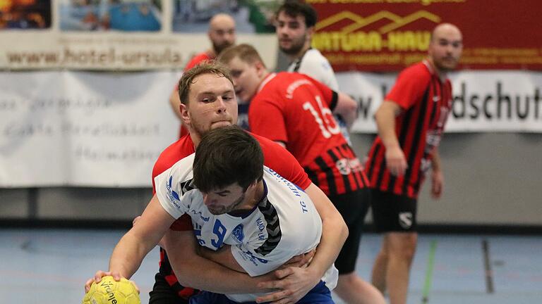 Handball aus Bad Brückenau - Endlich haben sich die Sinnstädter für ihren aufopferungsvollen Kampf belohnt. Gegen die TG Heidingsfeld sicherte sich der FC Bad Brückenau mit Lukas Heil ein Remis und damit einen weiteren Punktgewinn. Handball aus Bad Brückenau - Endlich haben sich die Sinnstädter für ihren aufopferungsvollen Kampf belohnt. Gegen die TG Heidingsfeld sicherte sich der FC Bad Brückenau mit Lukas Heil ein Remis und damit einen weiteren Punktgewinn.
