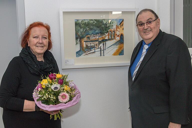 Stellvertretender Bürgermeister Jürgen Stich dankte der Künstlerin Brigitte Heck dür die Ausstellung ihrer Aquarelle, die noch bis zum 31. August im Treppenhaus des Rathauses zu sehen sind. Stellvertretender Bürgermeister Jürgen Stich dankte der Künstlerin Brigitte Heck dür die Ausstellung ihrer Aquarelle, die noch bis zum 31. August im Treppenhaus des Rathauses zu sehen sind.