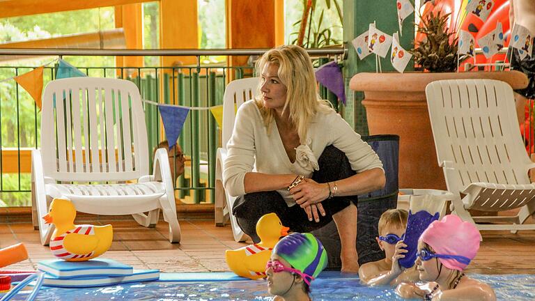 Kinder der Sinnberg-Grundschule waren 2019 für ein Projekt mit Ex-Schwimmprofi Franziska van Almsick im Schwimmbad des Hotels Sonnenhügel. Dort findet übergangsweise der Schwimmunterricht der Kissinger Grundschulen statt. - Kinder der Sinnberg-Grundschule waren 2019 für ein Projekt mit Ex-Schwimmprofi Franziska van Almsick im Schwimmbad des Hotels Sonnenhügel. Dort findet übergangsweise der Schwimmunterricht der Kissinger Grundschulen statt. Kinder der Sinnberg-Grundschule waren 2019 für ein Projekt mit Ex-Schwimmprofi Franziska van Almsick im Schwimmbad des Hotels Sonnenhügel. Dort findet übergangsweise der Schwimmunterricht der Kissinger Grundschulen statt. - Kinder der Sinnberg-Grundschule waren 2019 für ein Projekt mit Ex-Schwimmprofi Franziska van Almsick im Schwimmbad des Hotels Sonnenhügel. Dort findet übergangsweise der Schwimmunterricht der Kissinger Grundschulen statt.